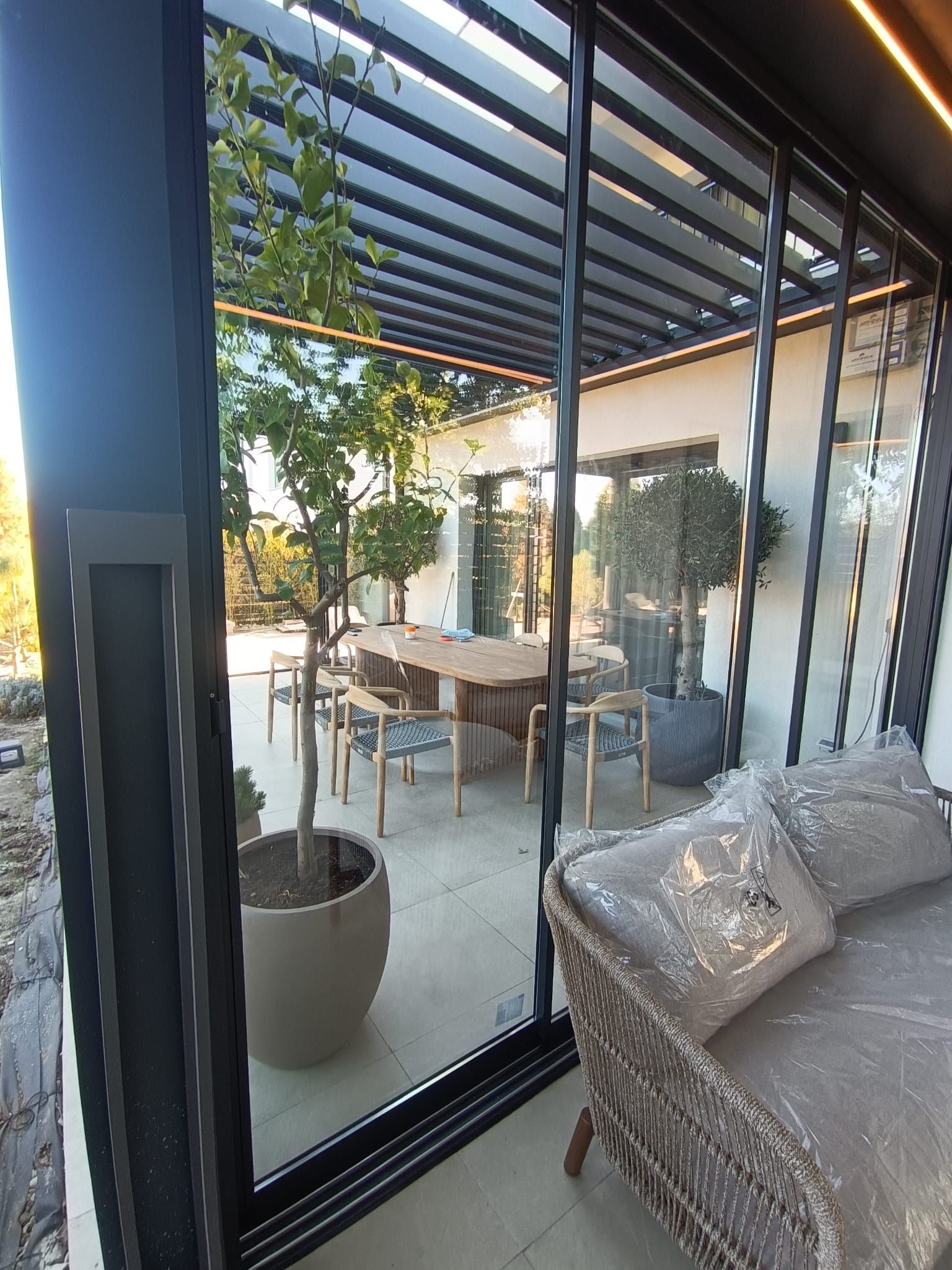 Pergola bioclimatica vista dalla vetrata