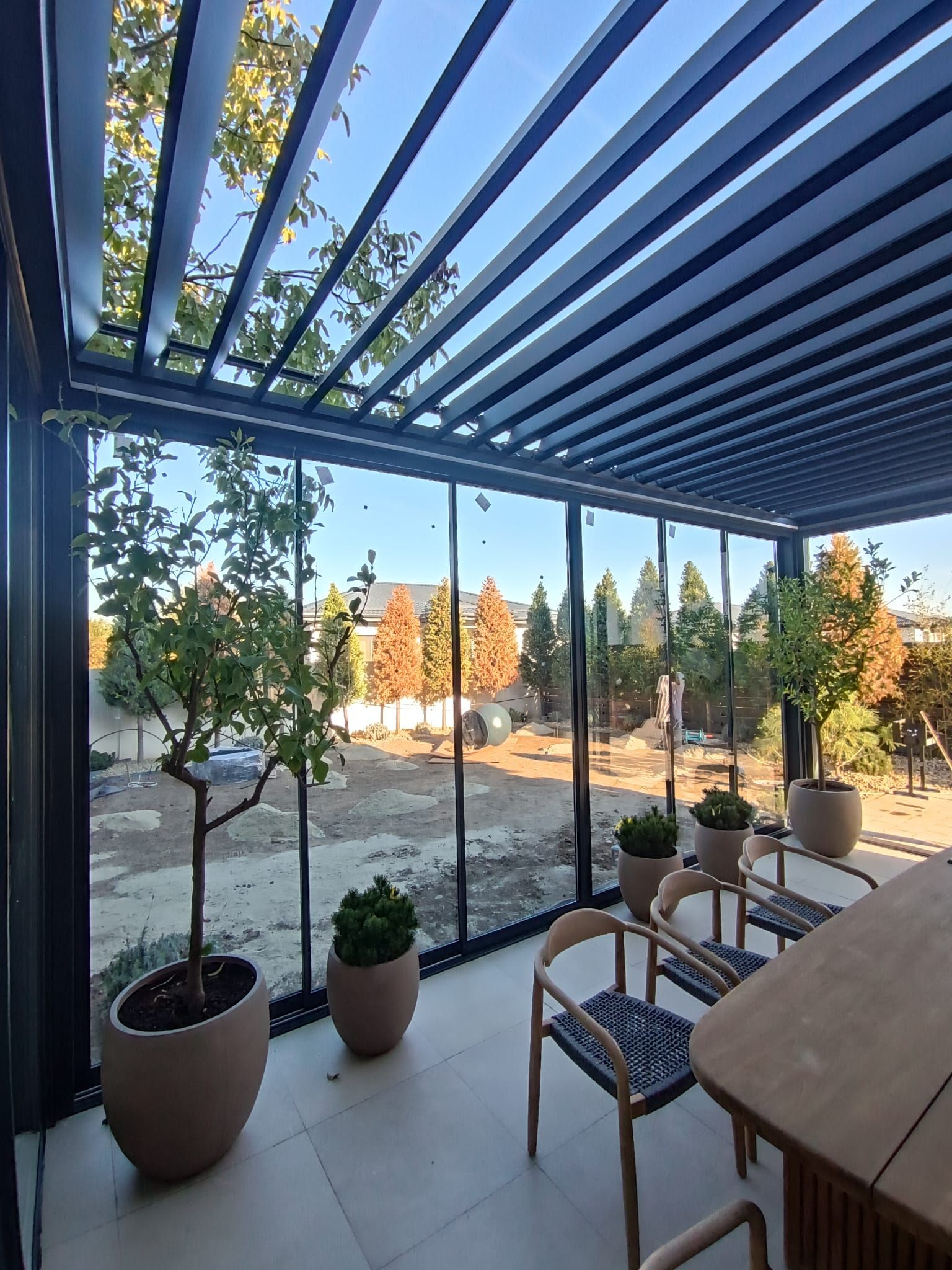 Pergola bioclimatica con lamelle aperte sul cielo