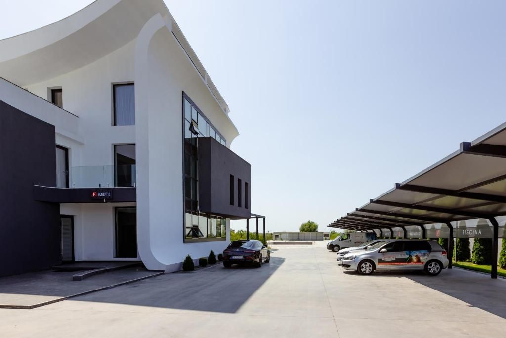 Pensilina del parcheggio esterno dell'albergo