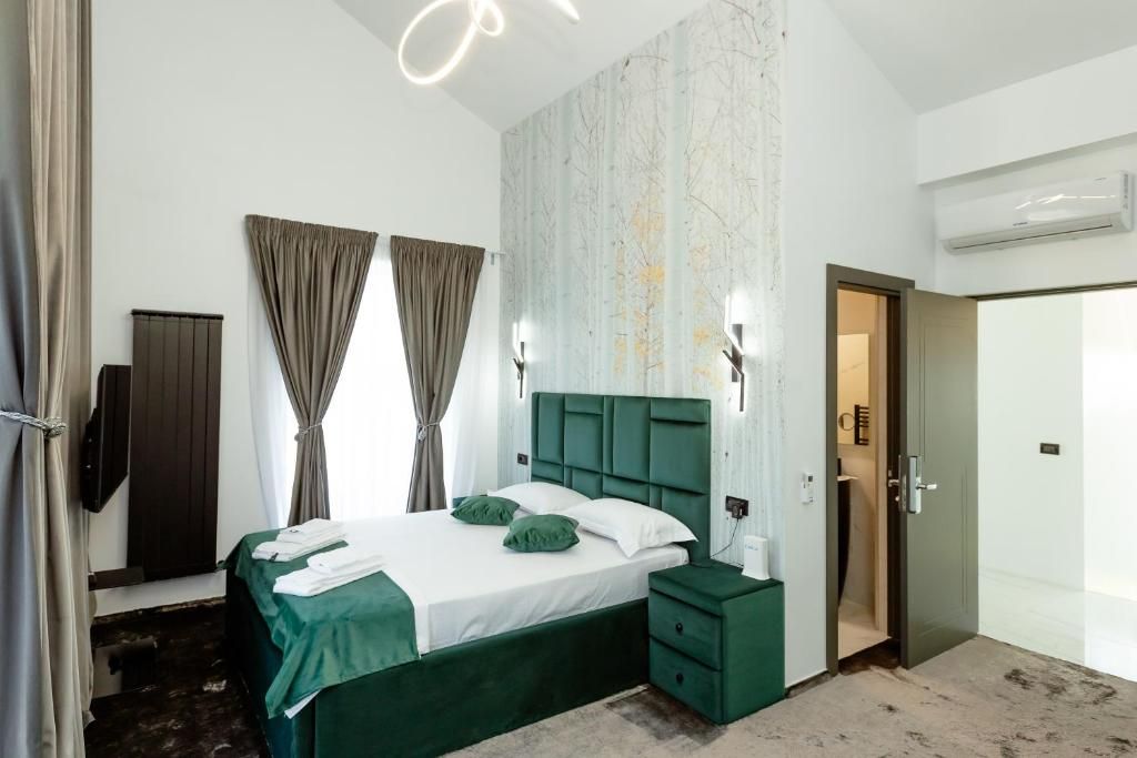Camera con porta interna e bagno — infissi in vista