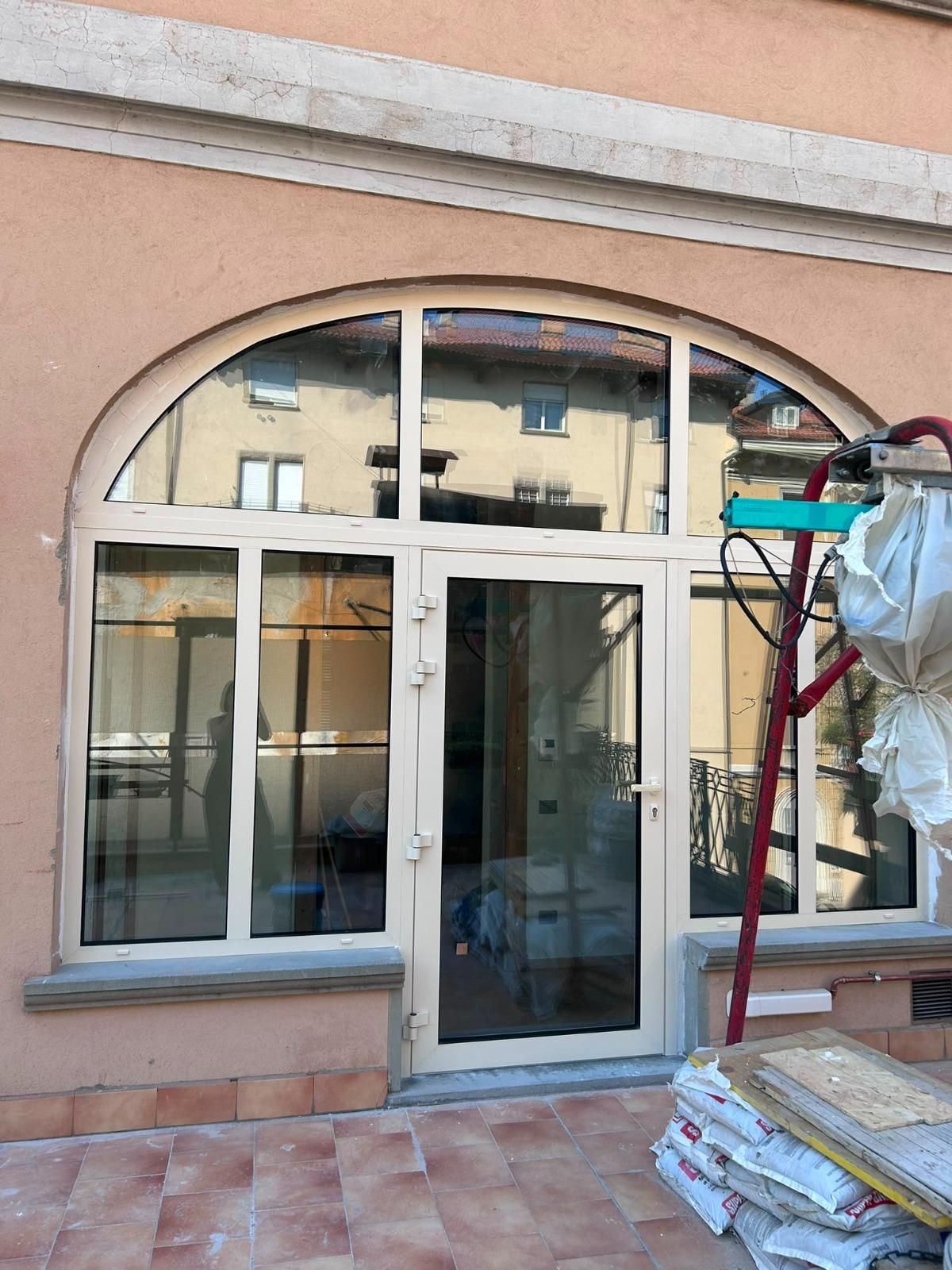 Posa della portafinestra ad arco