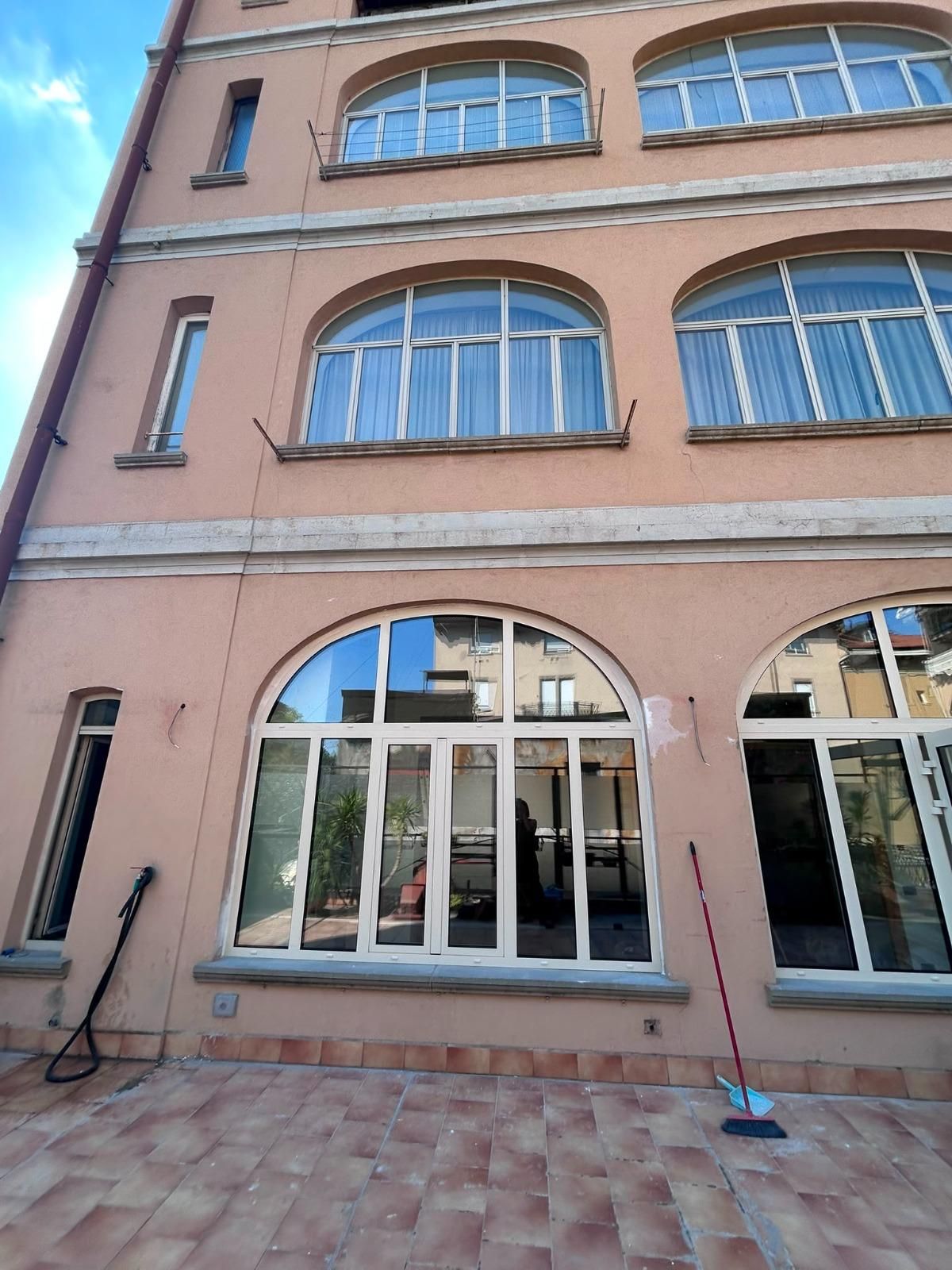 Facciata del palazzo con i serramenti ad arco nuovi