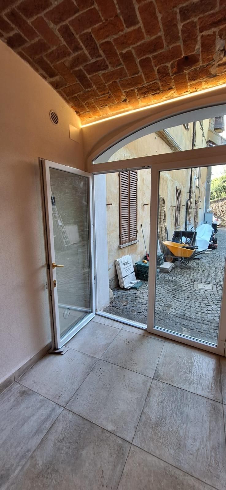 Posa della portafinestra in PVC