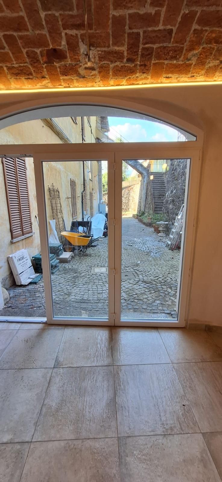 Portafinestra con vista sul cortile