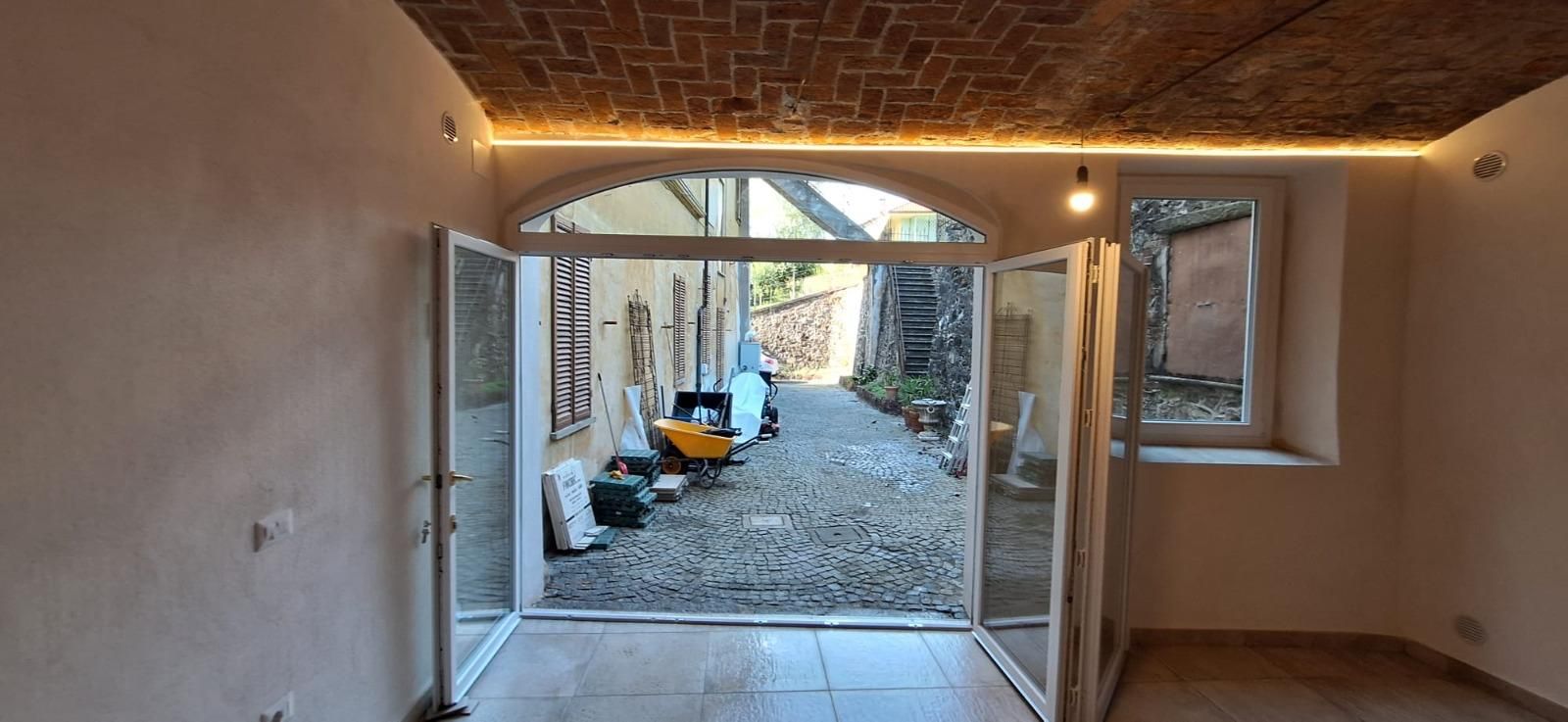 Portefinestre sotto la volta in mattoni illuminata